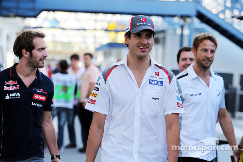 迈凯伦险胜红牛二队，塞恩斯刷新纪录