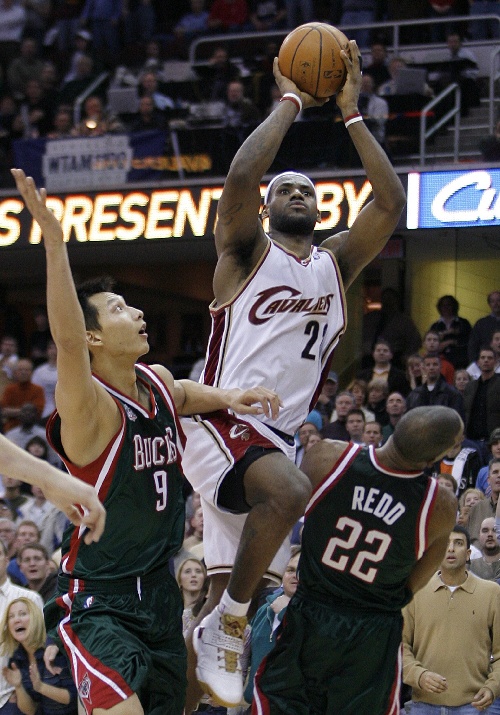 雷速官网-国王碾压骑士，易建联点燃赛场