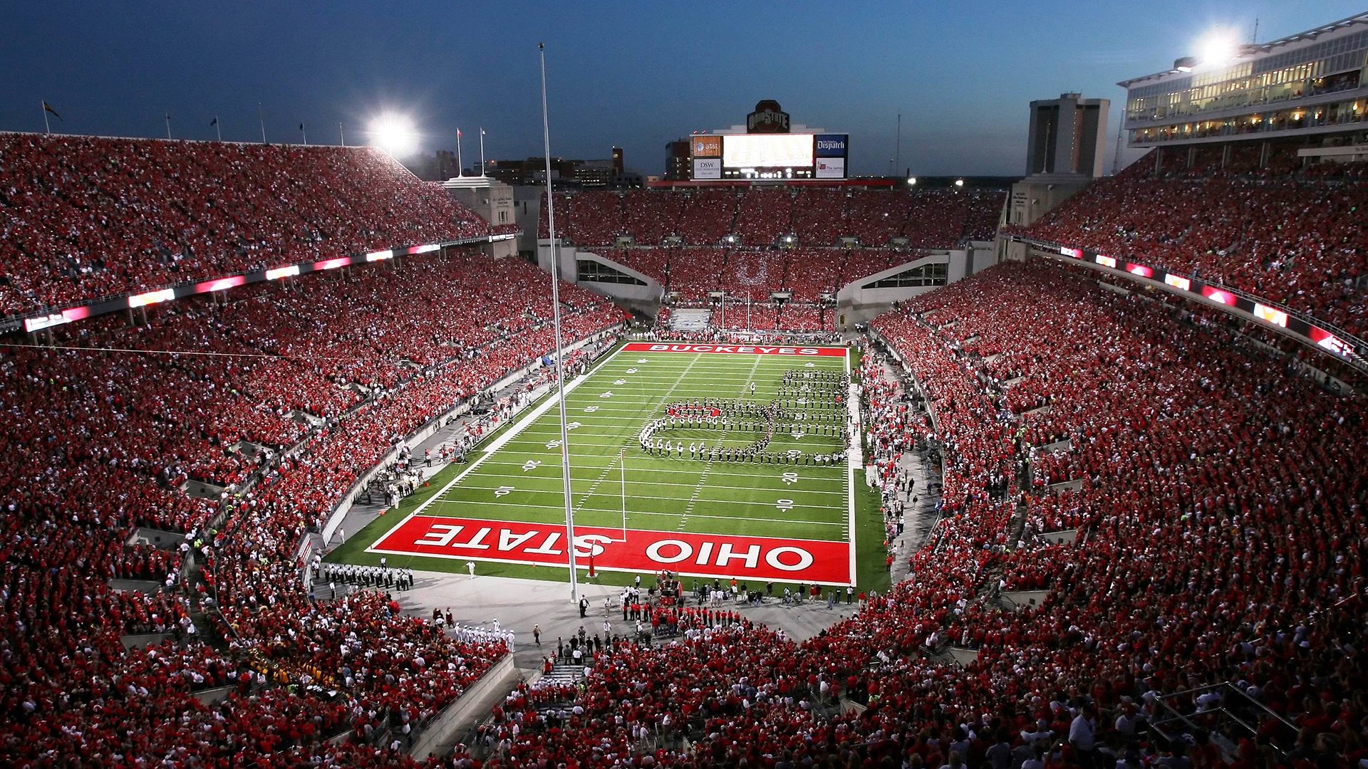 欧冠半决赛之夜，贝林厄姆连续得分拉开差距，书写新一代传奇