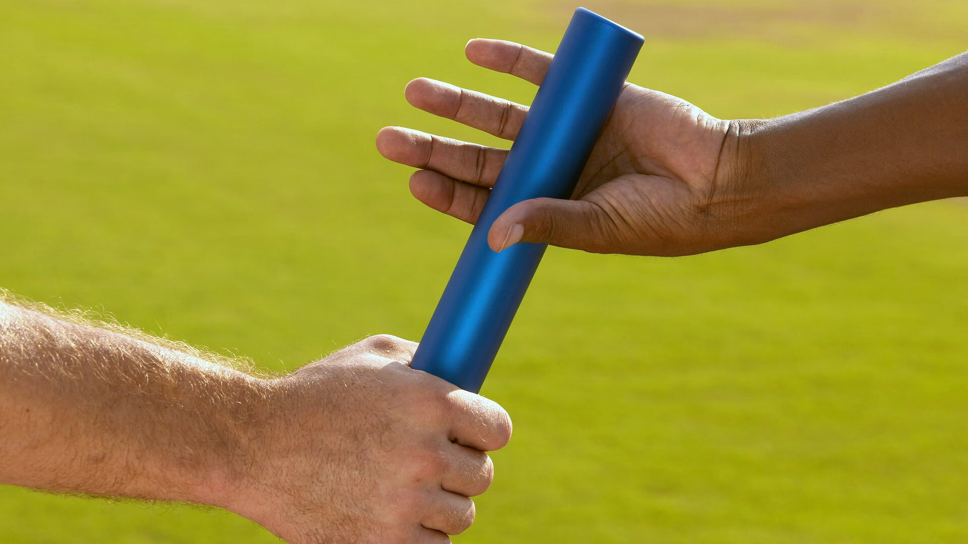 赛道上的双重变奏，梅赛德斯逆转哈斯，维斯塔潘再书传奇