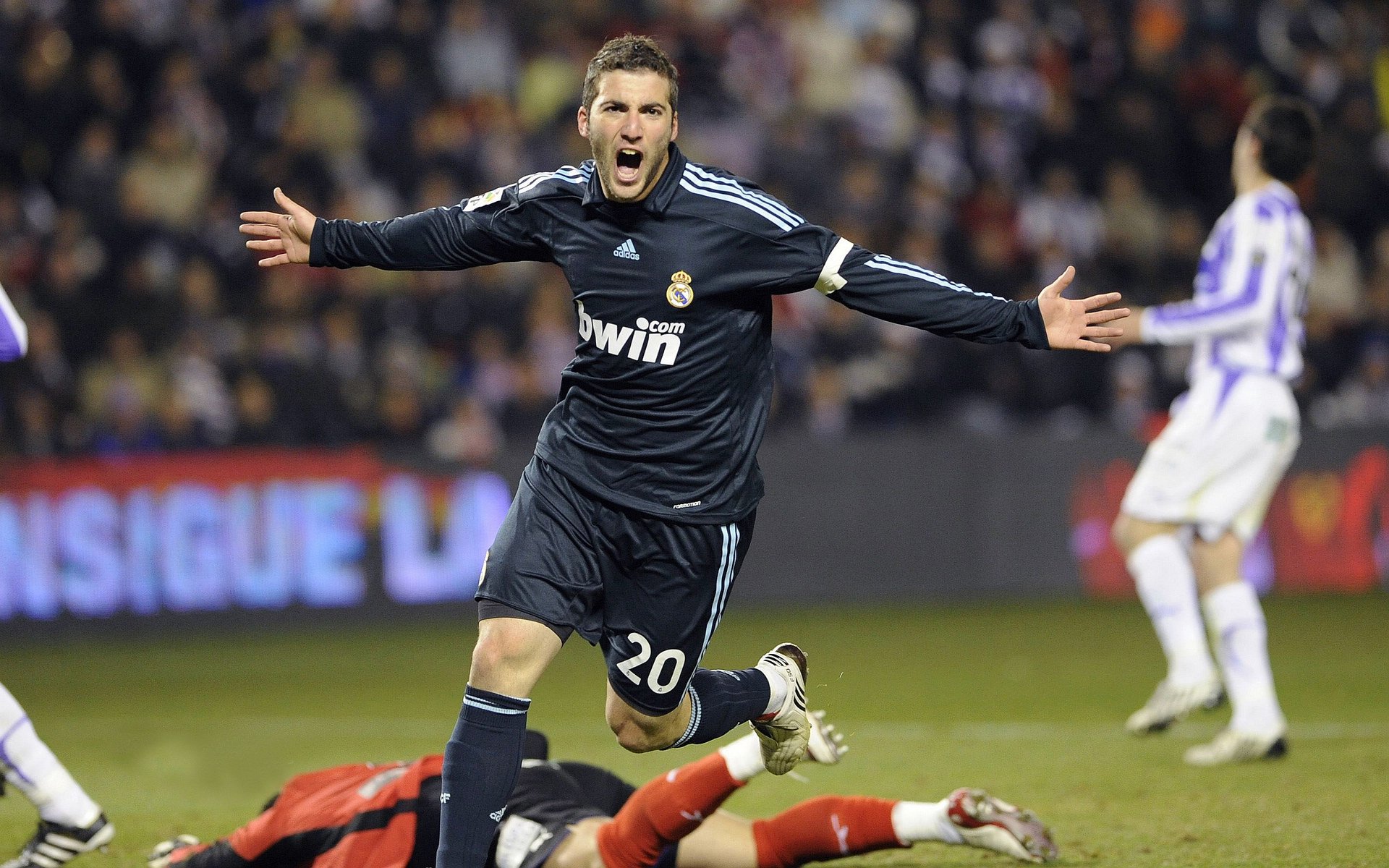 绿茵场上的亚洲闪电，当德国力克英格兰之夜，张本智和用球拍点亮世界